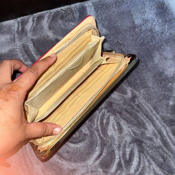 Elegant Red Wallet with Gold Accents - Picture 6 of 6